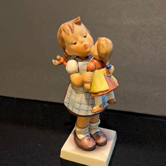 M j Hummel KISS ME Figurine Signed and Dated and numbered. - Picture 1 of 7